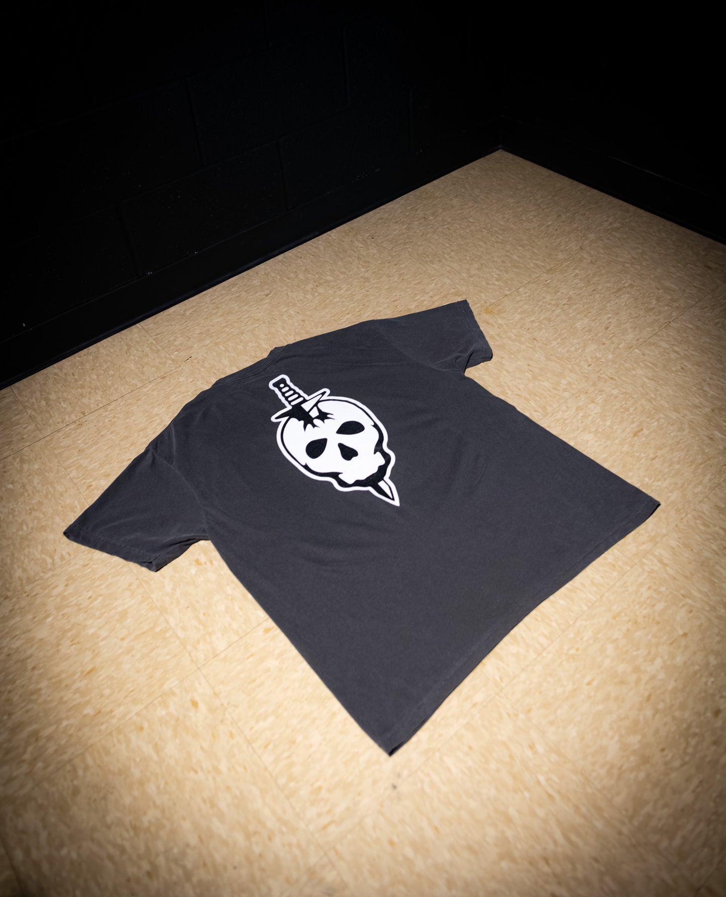 COLLEGIATE SKULL TEE - VINTAGE GRAY