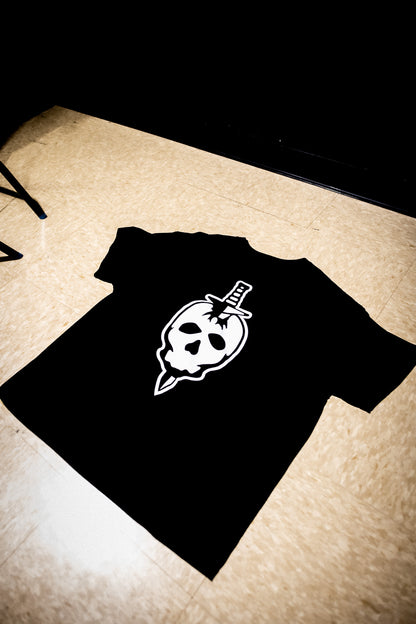 COLLEGIATE SKULL TEE - BLACK